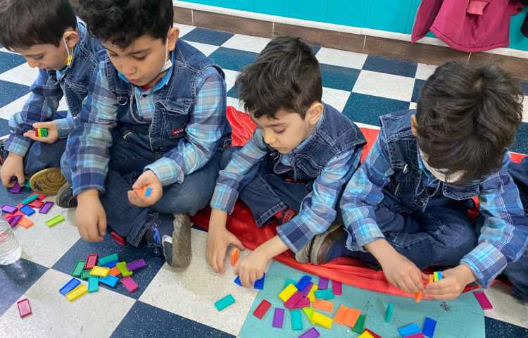 :دومینو، قانون مهم روی زمین نشستن و چیدن دومینو ها روی سطح صاف 1