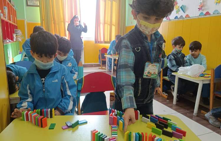 :دومینو موضوع چیدن دومینوها به صورت خط خمیده و انشعاب 3 شاخه 1