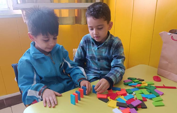 :دومینو موضوع چیدن دومینوها به صورت خط خمیده و انشعاب 3 شاخه 2