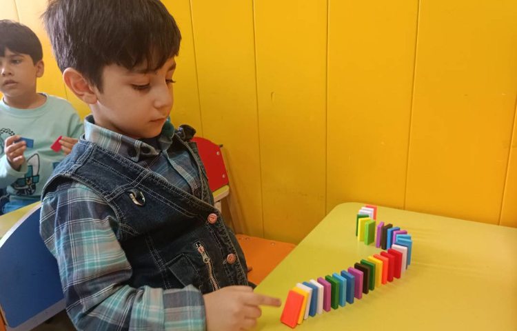 :دومینو موضوع چیدن دومینوها به صورت خط خمیده و انشعاب 3 شاخه 4