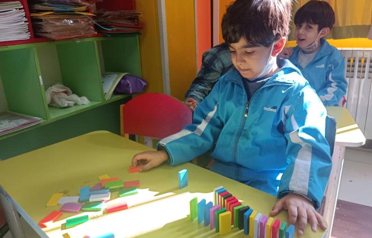 :دومینو موضوع چیدن دومینوها به صورت خط خمیده و انشعاب 3 شاخه 5