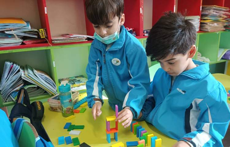 :دومینو موضوع چیدن دومینوها به صورت خط خمیده و انشعاب 3 شاخه 6