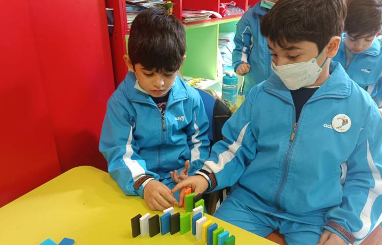 :دومینو موضوع چیدن دومینوها به صورت خط خمیده و انشعاب 3 شاخه 7