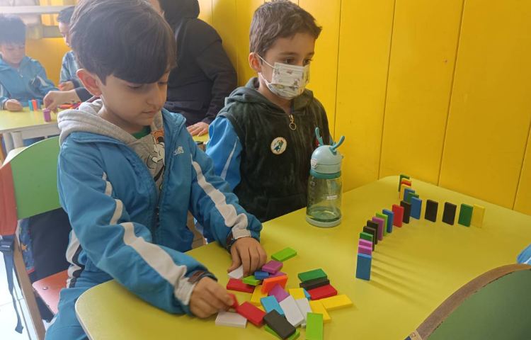 :دومینو موضوع چیدن دومینوها به صورت خط خمیده و انشعاب 3 شاخه