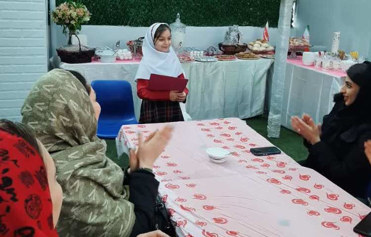 دکلمه خوانی دانش آموز عزیز در جشن روز مادر 1