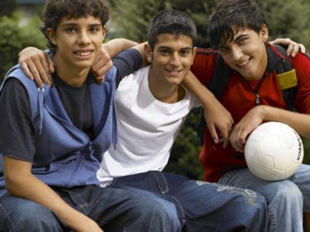 چگونه با دیر آمدن نوجوانمان به خانه برخورد کنیم؟