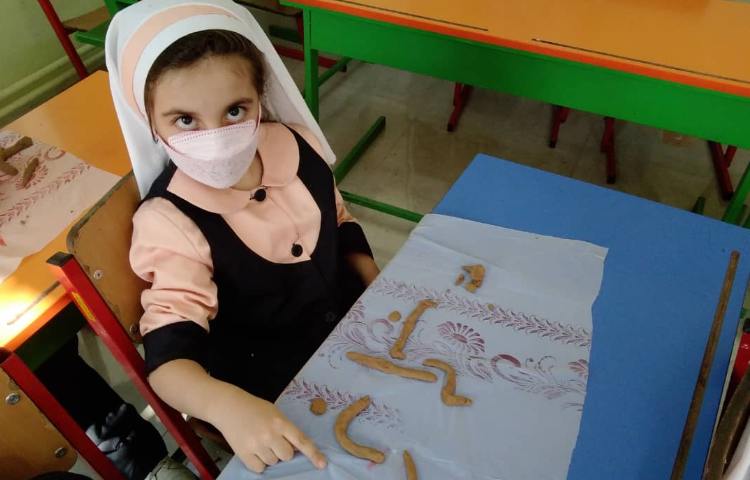 دیکته دانش آموزان به کمک گل سفال