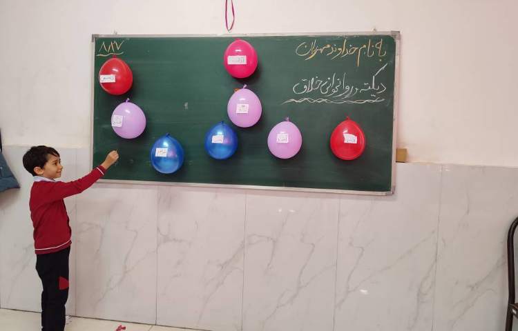 دیکته و روانخوانی خلاق بادکنکی توسط دانش‌آموزان در کلاس انجام شد 1