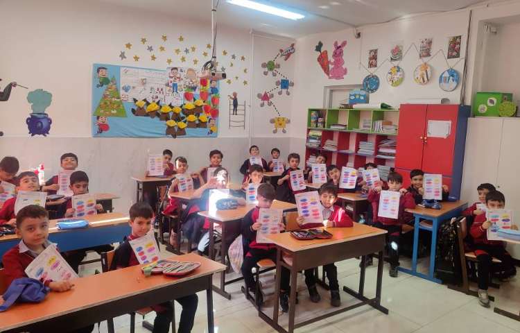 دیکته و روانخوانی خلاق بادکنکی توسط دانش‌آموزان در کلاس انجام شد