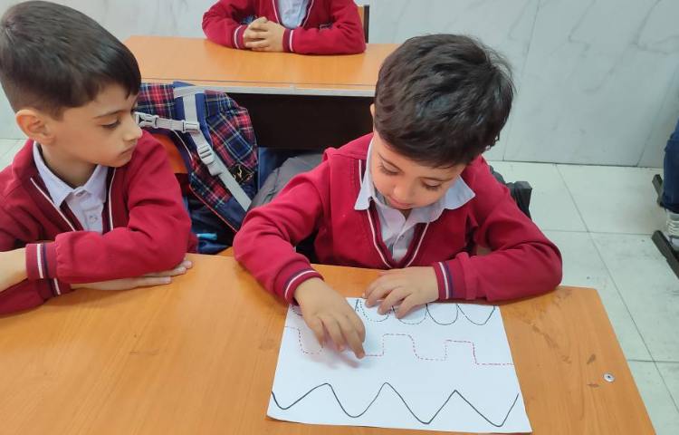 دیکته و روانخوانی خلاق و بازی محور برای افزایش دقت و تمرکز و حافظه‌ی شنیداری درس فارسی.