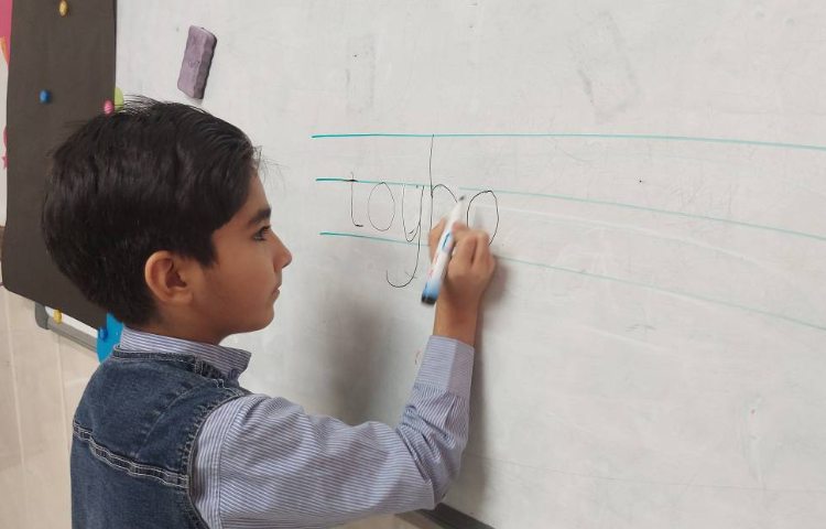 دیکته ی پای تخته ای در کلاس زبان 2