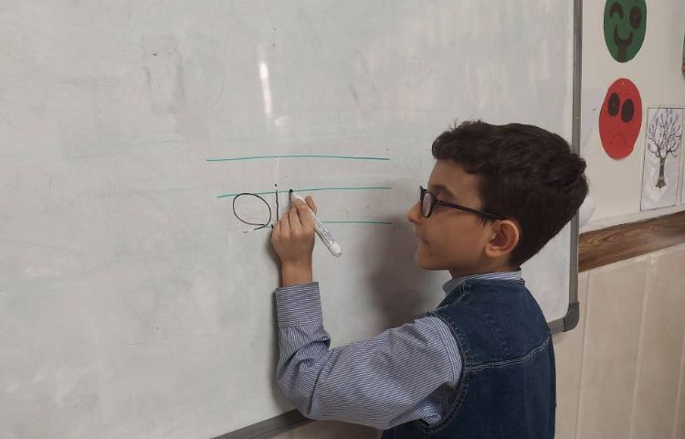 دیکته ی پای تخته ای در کلاس زبان 3