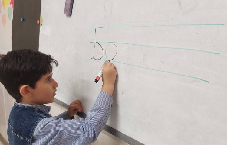 دیکته ی پای تخته ای در کلاس زبان 4