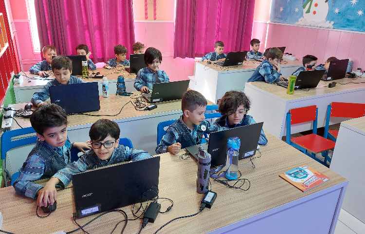 :رایانه، آموزش اسکرچ، کلاس توت فرنگی 1