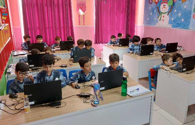 :رایانه، آموزش اسکرچ، کلاس توت فرنگی