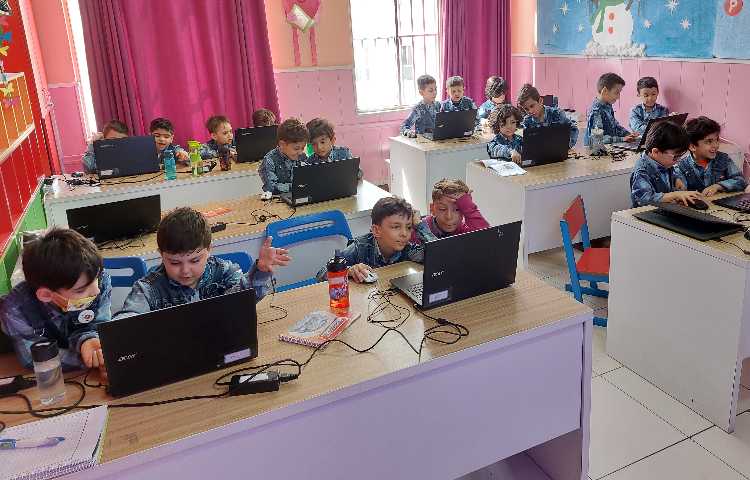 :رایانه، آموزش اسکرچ، کلاس توت فرنگی