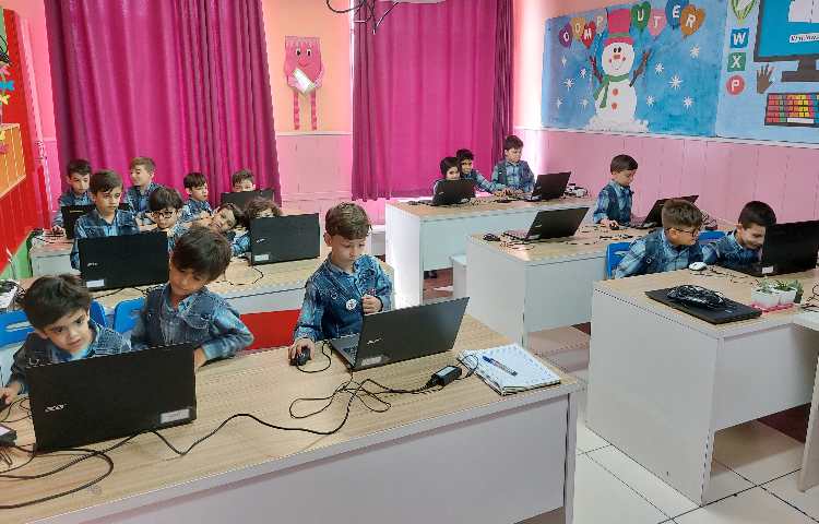 :رایانه، آموزش اسکرچ، کلاس توت فرنگی