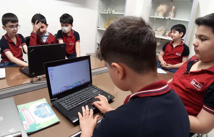 رایانه - آموزش پروژه گردش ماه به دور زمین 2