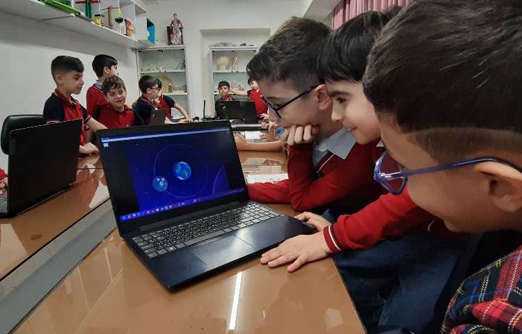 رایانه - آموزش پروژه گردش ماه به دور زمین 3