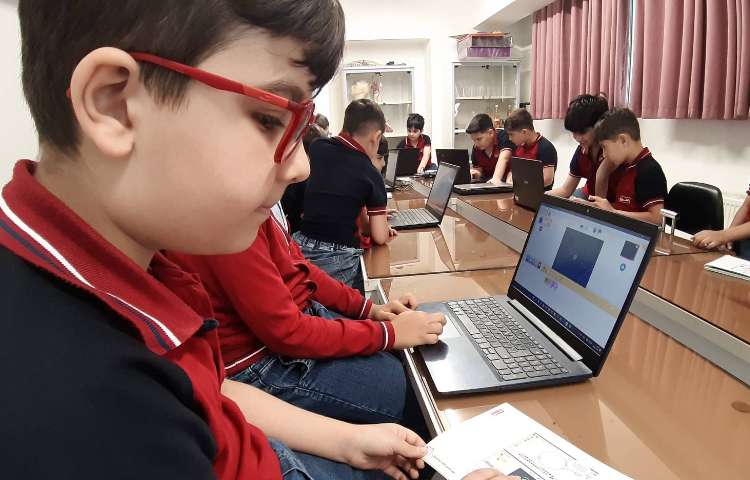 رایانه - آموزش پروژه گردش ماه به دور زمین 6