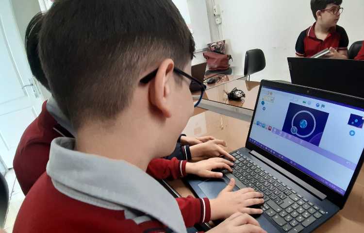 رایانه - آموزش پروژه گردش ماه به دور زمین