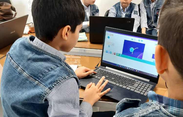 رایانه -آموزش پروژه ی حرکت ماه به دور زمین در اسکرچ جونیور 2