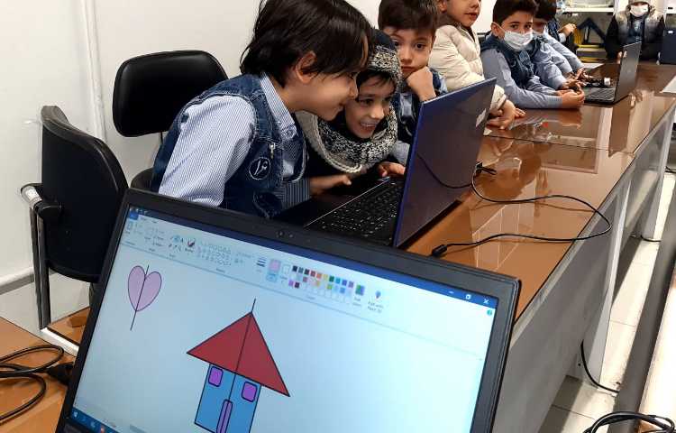 رایانه -آموزش کشیدن شکل متقارن و رنگ کردن دو نیمه ی آن با قطره چکان