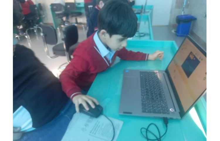 رایانه : انجام پروژه حرکت ماشین در اسکرچ جونیور 1