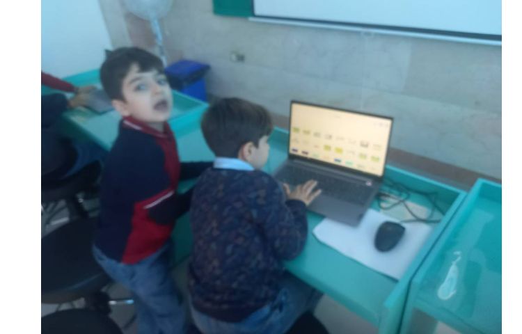 رایانه : انجام پروژه حرکت ماشین در اسکرچ جونیور 2