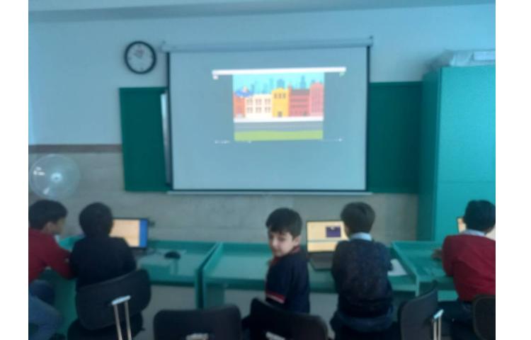 رایانه : انجام پروژه حرکت ماشین در اسکرچ جونیور 3