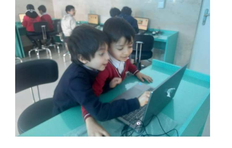 رایانه : انجام پروژه حرکت ماشین در اسکرچ جونیور 4