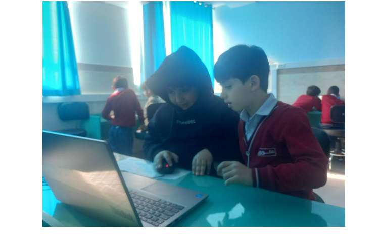 رایانه : انجام پروژه حرکت ماشین در اسکرچ جونیور 8