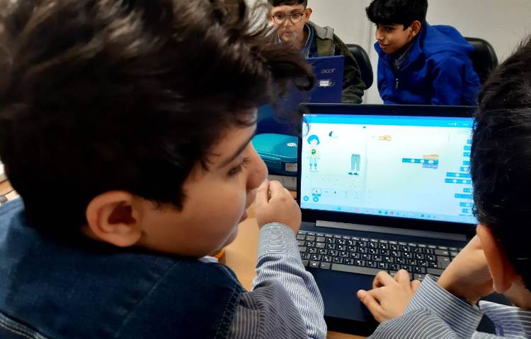 رایانه -پروژه ی تغییر لباس کاراکتر در اسکرچ 2