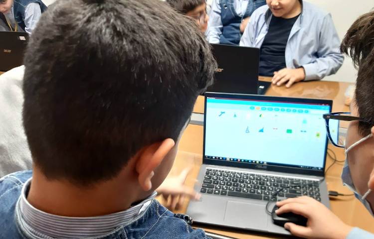 رایانه -پروژه ی تغییر لباس کاراکتر در اسکرچ 3