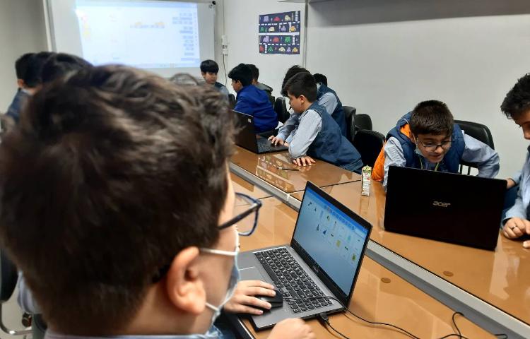 رایانه -پروژه ی تغییر لباس کاراکتر در اسکرچ