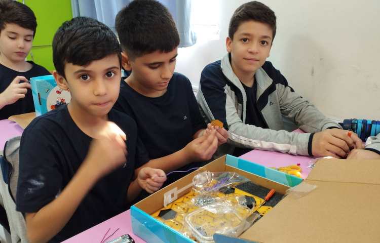 رباتیک-اتصال LED ها به بدنه مربوطه 1