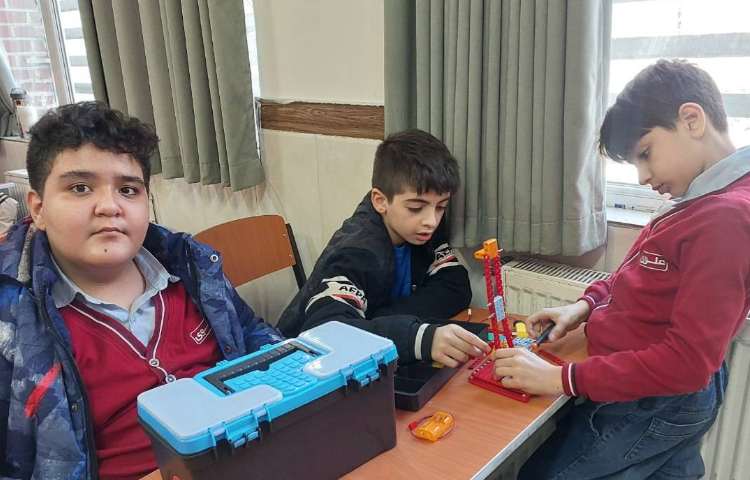 رباتیک- تکمیل کردن آسیاب و متصل کردن باتری و بُرد به آسیاب و به حرکت درآوردن پره‌ها جداسازی قطعات آس 1