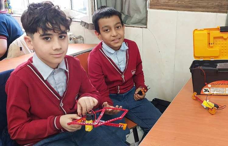 رباتیک - ساخت کناره‌های ماشین و اتصال آن به یکدیگر ساخت بخش سوم ماشین و متصل کردن جاباتری‌ها 1