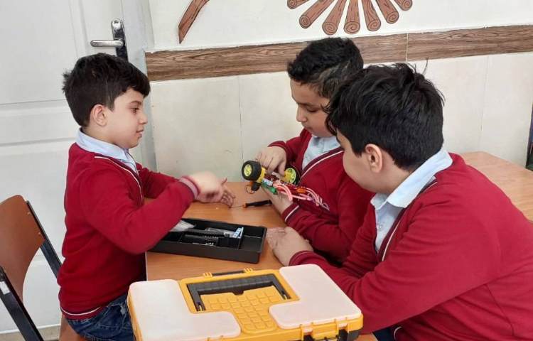 رباتیک - ساخت کناره‌های ماشین و اتصال آن به یکدیگر ساخت بخش سوم ماشین و متصل کردن جاباتری‌ها 2