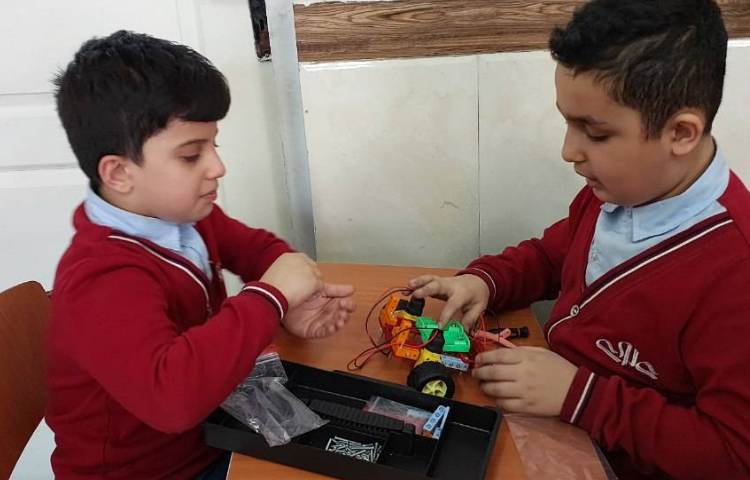 رباتیک - ساخت کناره‌های ماشین و اتصال آن به یکدیگر ساخت بخش سوم ماشین و متصل کردن جاباتری‌ها 3