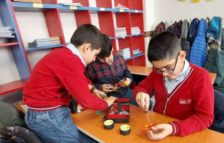 رباتیک - ساخت کناره‌های ماشین و اتصال آن به یکدیگر ساخت بخش سوم ماشین و متصل کردن جاباتری‌ها 4