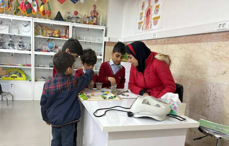 رفتن به آزمایشگاه و شناخت انواع سنگ ها