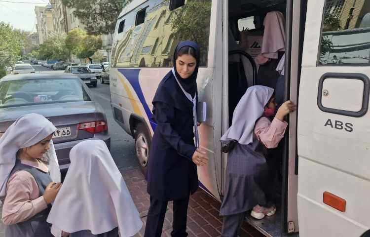 رفت و آمد دانش آموزان به سالن ورزشی 1