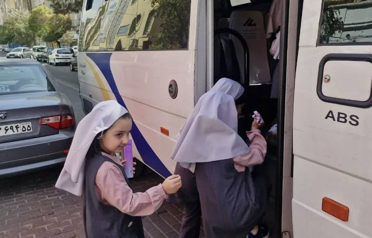 رفت و آمد دانش آموزان به سالن ورزشی 2