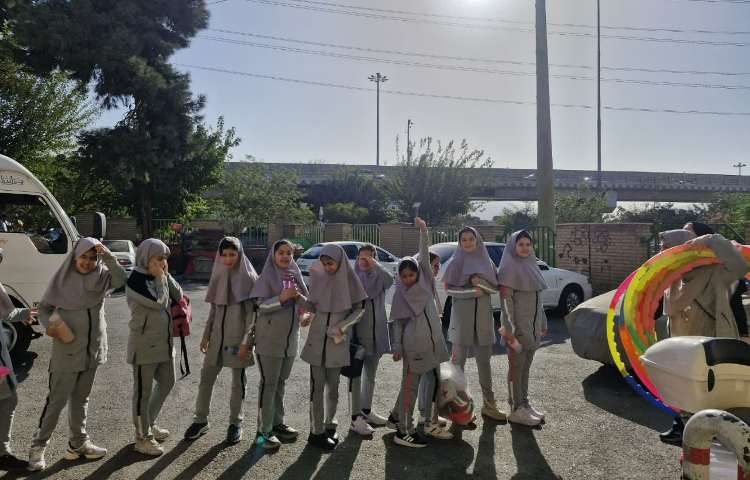 رفت و آمد دانش آموزان به سالن ورزشی 2