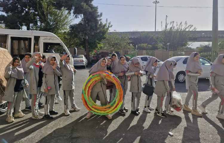 رفت و آمد دانش آموزان به سالن ورزشی 3