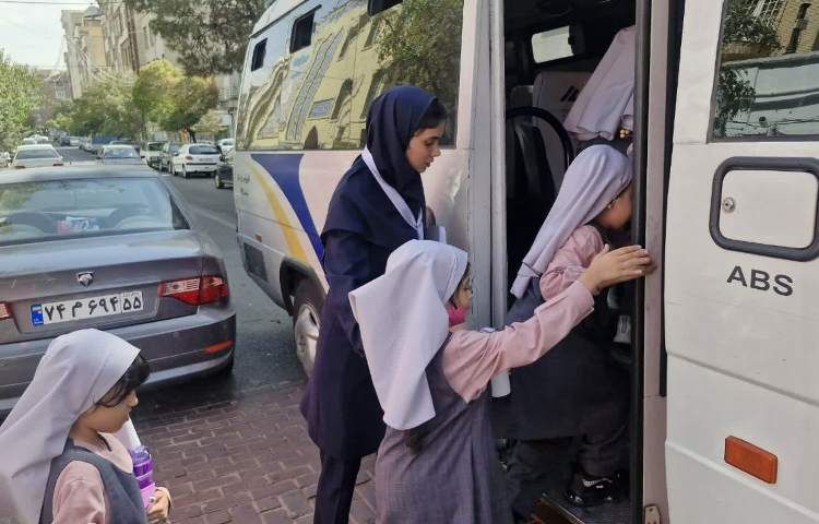 رفت و آمد دانش آموزان به سالن ورزشی 4