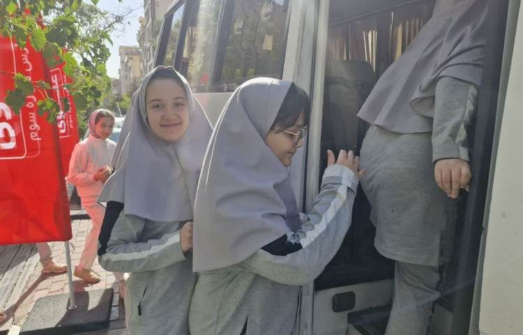 رفت و آمد دانش آموزان به سالن ورزشی 4