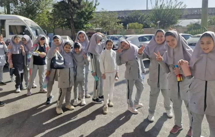 رفت و آمد دانش آموزان به سالن ورزشی 5