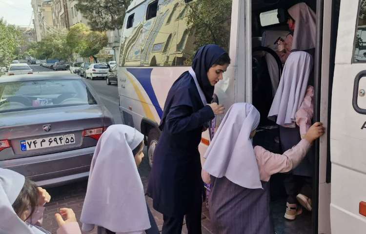 رفت و آمد دانش آموزان به سالن ورزشی